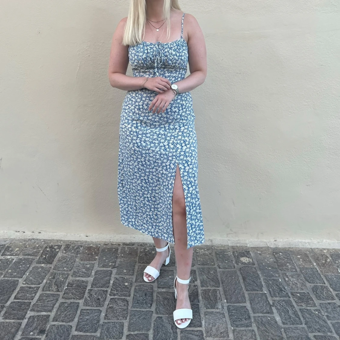 Blommig blå midiklänning med slits