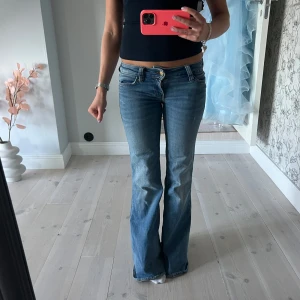 Blå bootcut jeans låg midja - Cheep monday jeans! Jag har spretat av märket bak på jeansen. Om du vill se kan jag skicka bild! Säljer pga att jag inte använt dom på ett tag! 