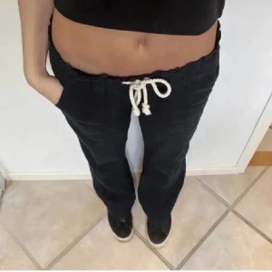 Roxy Svarta linnebyxor med snörning - Snygga svarta Roxy linnebyxor, andvänts få gånger🫶🏻