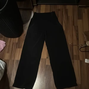 Svarta vida byxor med hög midja från bik bok  - Snygga svarta byxor med hög midja och vida ben. Perfekta för en chill och trendig look. Byxorna har en enkel design utan synliga detaljer och passar till många olika outfits.