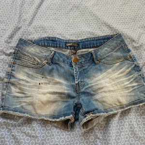 Blå jeansshorts från ONLY - Snygga blå jeansshorts från ONLY. Klassisk femficksmodell med knapp och dragkedja framtill. Det finns små fläckar som kan ses på bilderna. Säljer då de inte passar och behövde städa garderoben.💞💞