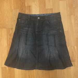 Jeanskjol esprit y2k cute - Jeanskjol från Esprit med klassiska fem fickor och cool broderad detalj på bakfickan. Kjolen är i storlek 30, skulle säga att den passar M.