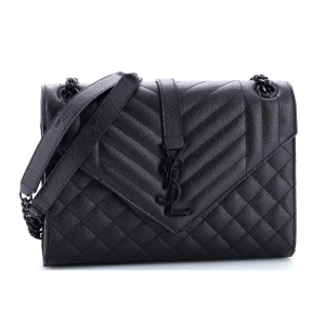 YSL Quilted Monochrome Envelope Medium - Helt ny, aldrig använd. Det vita tyget är på enbart för att skydda väskans svarta rem. Säljs med dustbag och dokument. Nypris: 3050 USD, ca 30 000kr. 