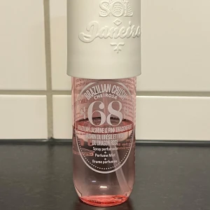 Sol de Janeiro Cheirosa 68 Perfume Mist - Fräsch och tropisk body mist från Sol de Janeiro med doft av brasiliansk jasmin och pink dragonfruit. Perfekt för dig som älskar söta och blommiga dofter. Ca 50% kvar. Porto tillkommer. 