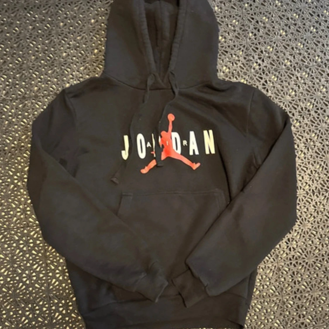 Svart Jordan hoodie med röd logga
