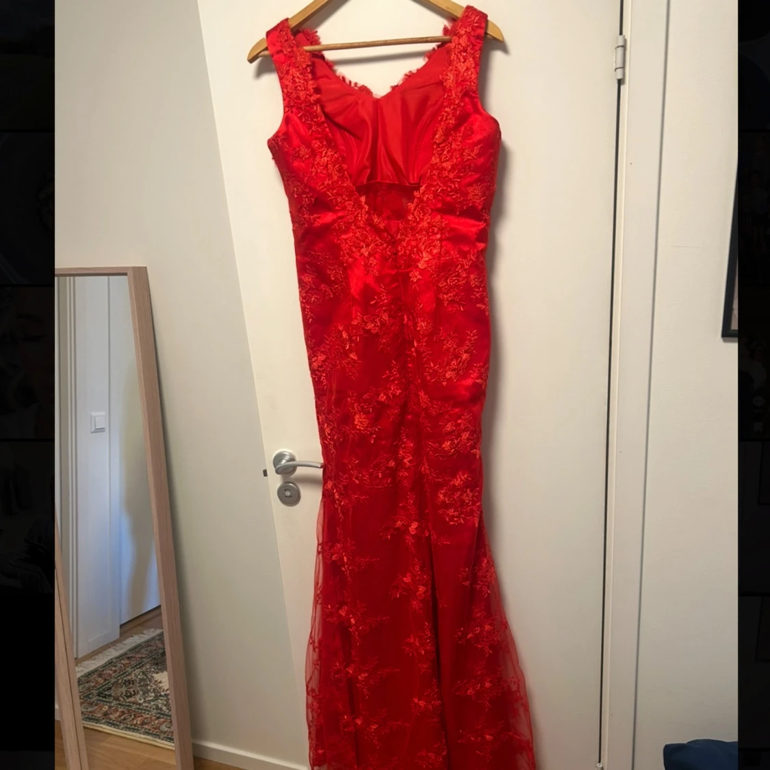 Röd långklänning med spetsdetaljer - 1