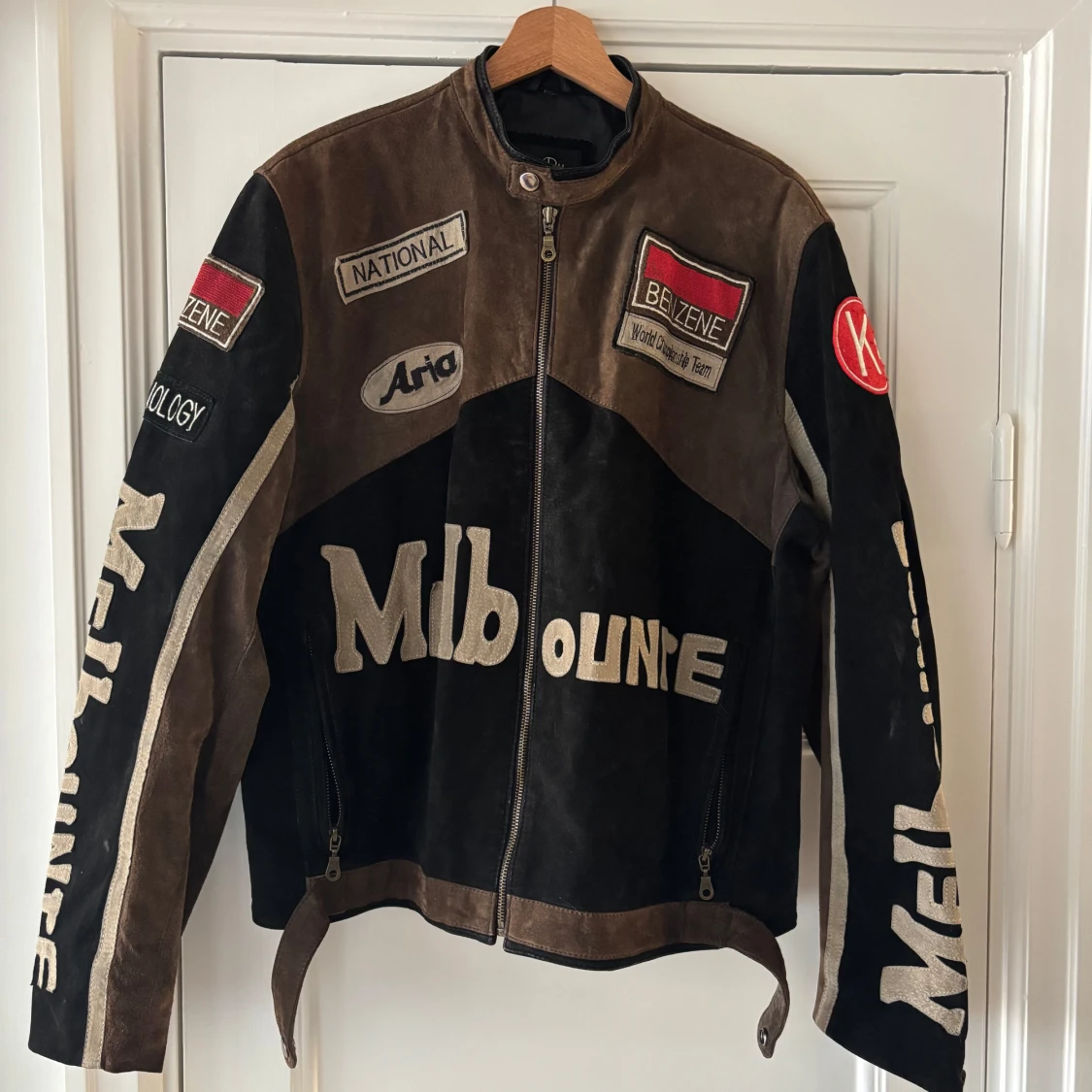 Skinnjacka med patchar