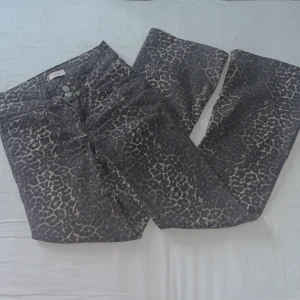 Bootcut jeans med leopardmönster Nelly - Bootcut jeans från Nelly i låg midja med snyggt leopardmönster i mörka och beige toner. Jeansen har klassisk femficksdesign och är tillverkade i ett stretchigt bomullsmaterial. Perfekta för dig som vill sticka ut med en cool look. Tar bort snart så skriv om annat pris 💗