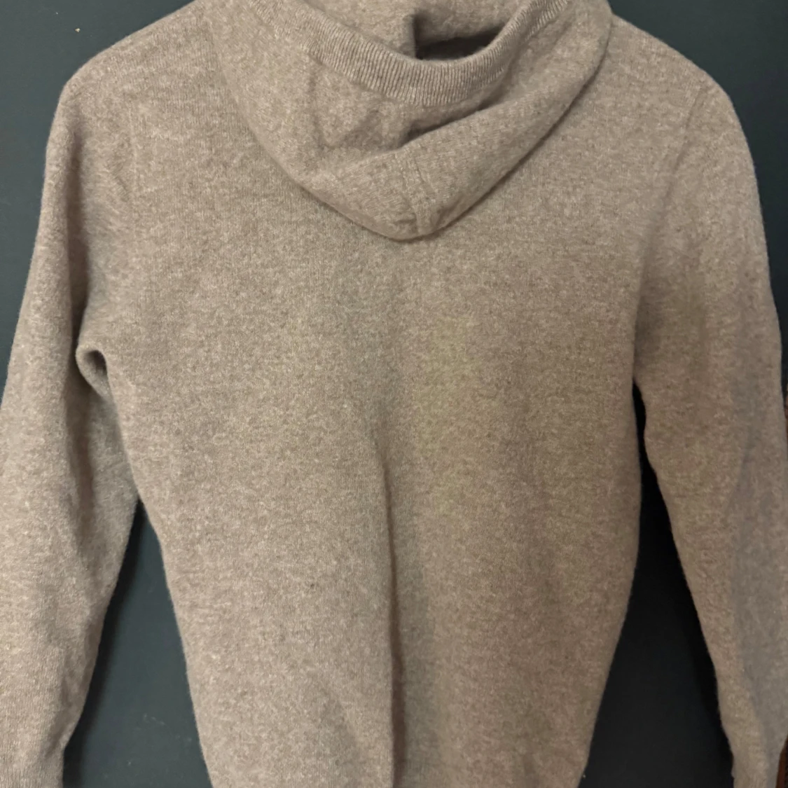 Beige hoodie i kashmirblandning - 1