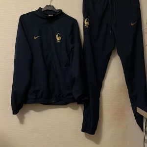 Frankrike tracksuit  - Säljer denna Frankrike dressen då den itne kom till användning den she en liten defekt på tröjan men annars är den tvär fet nypris 1200