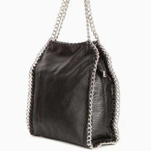 Svart axelväska med kedjedetaljer, tiamo pricilla stor - Cool svart axelväska i skinn med silverfärgade kedjor längs kanterna och som axelrem. Väskan har en fyrkantig form, dragkedja på baksidan och en snygg, lite rockig vibe.  Nypris 599 kr!