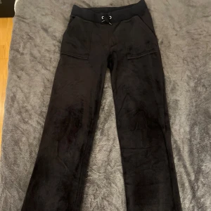 juicy couture byxor - har använts men har inga defekter. helt äkta🩷