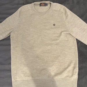 Morris tröja - Morris|storlek M men har krympt|fint skick för övrigt|beige|stickad|skriv vid minsta fråga