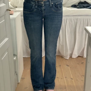 Blå bootcut jeans från LTB - Ltb jeans Valarie i storlek 24/30 