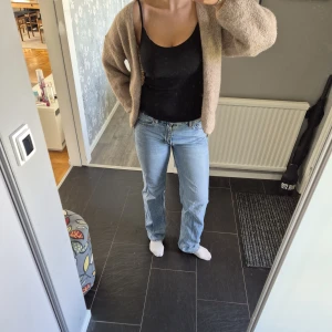 Ljusblå jeans från Gina Tricot - Ljusblå jeans från Gina Tricot i modellen "low straight jeans"❣️