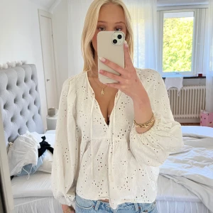 Vit blus - Supersöt blus med hålbroderi från MQ💘