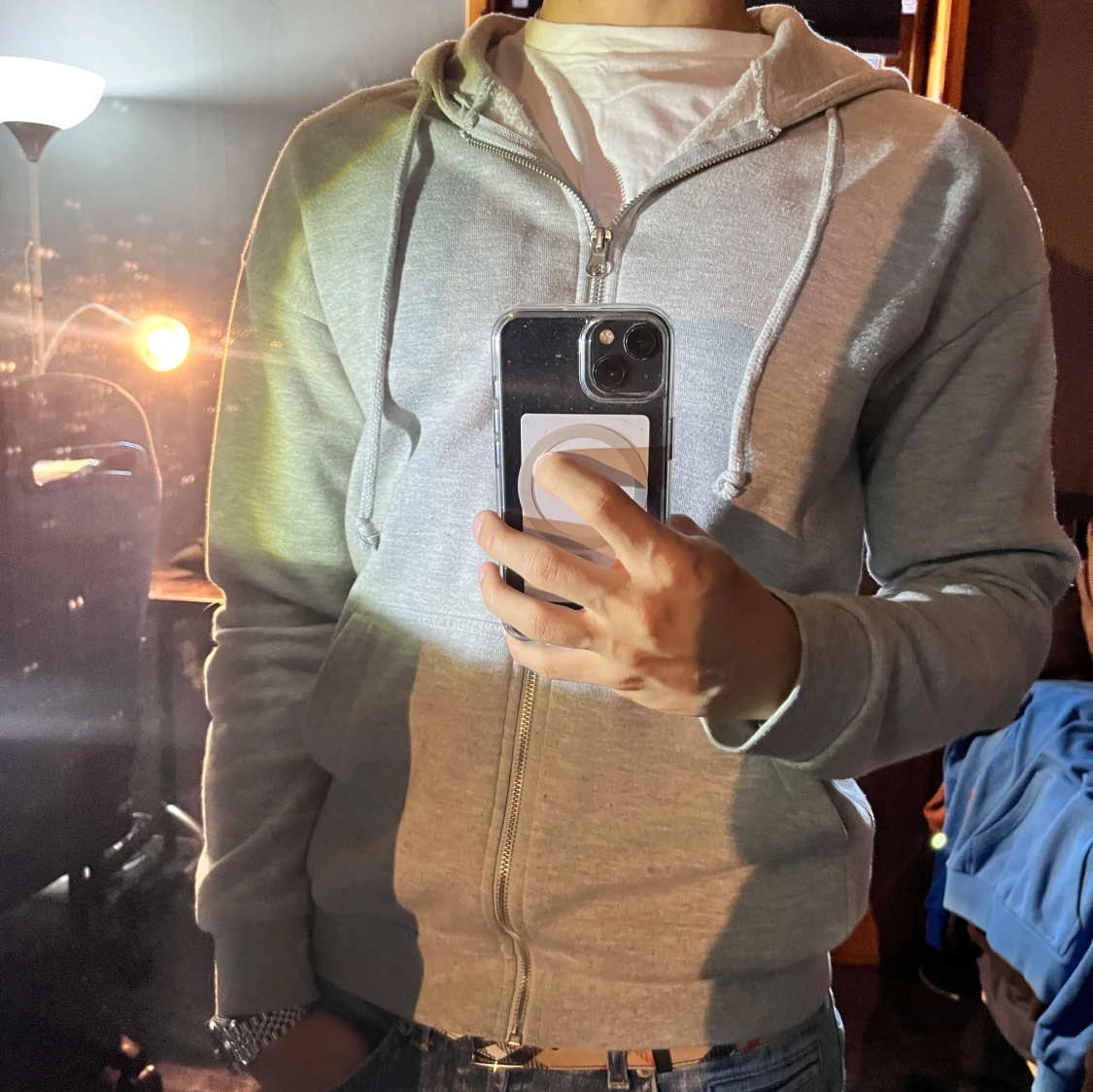 Grå hoodie med dragkedja och huva - 2