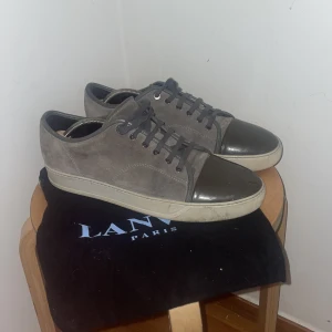 Lanvin paris (gråa) - Säljer ett par feta lanvins! Storleken är 44, men dom sitter mer i 45 enligt mig. Dom är använda men i bra begagnat skick. Dustbag kommer med, skriv vid minsta funderingar! Pris kan dirsluteras vid snabbt köp! Finns i Saltsjöbaden men gärna köp med Instabox 