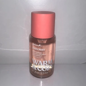 Victoria’s Secret PINK Warm & Cozy Body Mist 75ml - Fräsch body mist från PINK med doft av mjuk vanilj, rostad kokos och passionsfrukt. Rymmer 75 ml. Perfekt för dig som gillar söta och tropiska dofter.