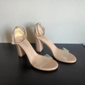 Beige klackar - Knappt använda, köpta på Nelly.com 