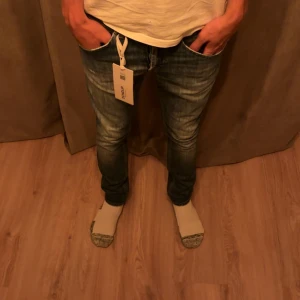 Dondup Jeans George - Dondup Jeans George "blåa" som är otroligt populära just nu. {Tag fås inte med och små i storleken} Skick=9/10 Ny pris= 4000 kr och mitt pris är endast 799 kr👖//Allt gott