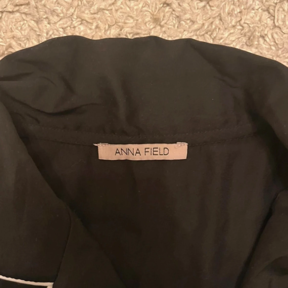 Svart skjorta med vita detaljer Anna Field - 1