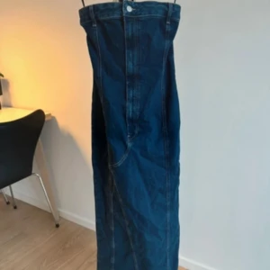 Mörkblå lång jeansklänning Pull&Bear - Säljer en snygg mörkblå lång jeansklänning från Pull&Bear i klassisk denim. Storlek S 