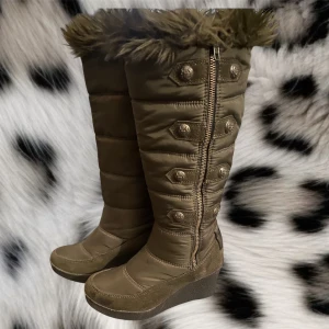 Juicy coutore skor❤️ - Super snygga högklackade juicy coutore stövlar som är perfekta till vintern eller hösten❤️dom har fluff där uppe, de står smells like coutore på undersidan och super snygg design❤️ de är oanvända av mig och de står att de e storlek US 6 och passar perfäkt på storlek 36