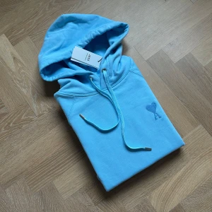 Ami Paris hoodie - Ami Paris hooide | Skick: 10/10 (Ny med tag) | Storlek - M | Byter gärna mot en likadan eller annan färg fast i S | Hör av dig vid minsta fråga //CDL
