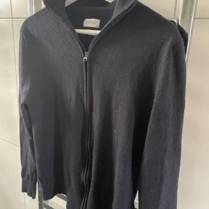 HelZip - Köpt på volt, Bra skick, Passar INTE L, passar ungefär S Nypris-1100kr 