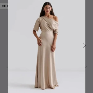 Malina Marisa Maxiklänning/helt oanvänd med lappen på - Helt oanvänd med lappen kvar. Missade returtiden. Storlek M. Ordinarie pris: 3600 kr.