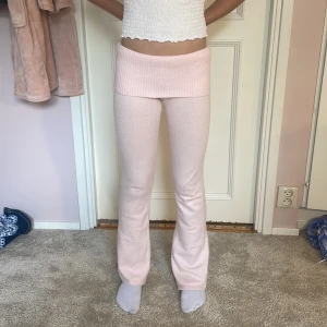 Ljusrosa stickade byxor Gina Tricot - Supermysiga ljusrosa stickade byxor från Gina Tricot med bred ribbad midja. Byxorna har en mjuk och skön känsla. Pris kan diskuteras och skriv för mer info eller bilder