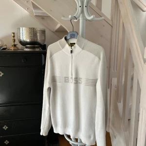 Vit stickad BOSS Zirros QZ half zip tröja  - Säljer en fräsch vit stickad BOSS Zirros QZ tröja med half zip . Tröjan är unik och slutsåld överallt.   Original pris ligger på 1700-1800kr. Tröjan är knappt använd då den är för lite förliden för mig.