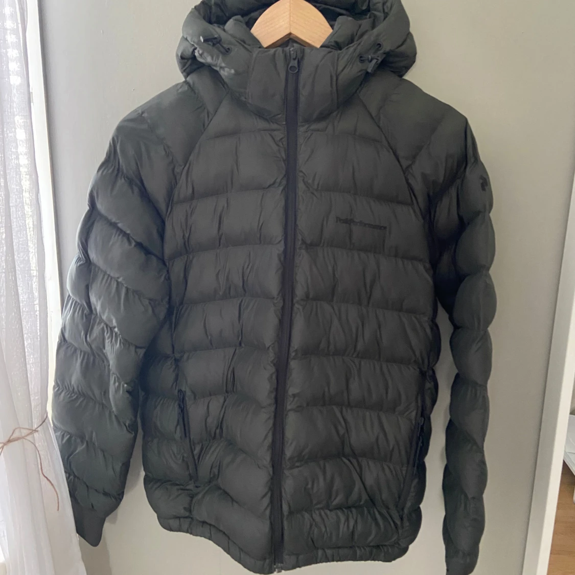 Svart dunjacka Peak Performance