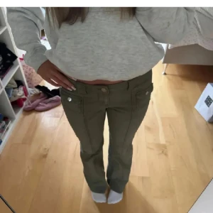 Skitsnygga hm jeans!! - Low boot! Säljer pga för stora, ja har normalt 32 och dessa är 34. Obs‼️inte mina bilder‼️