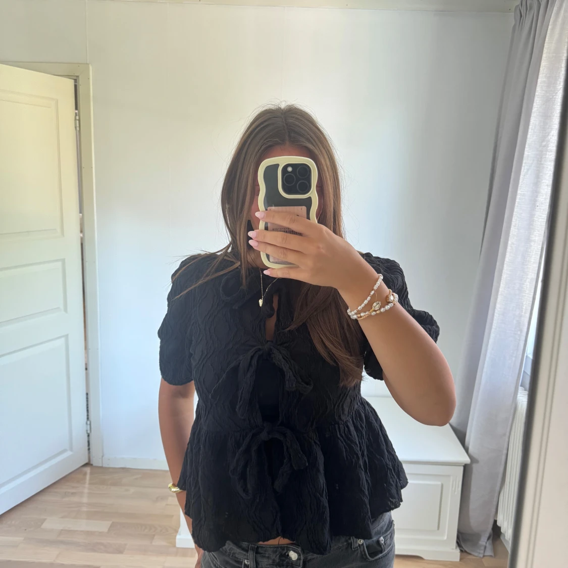 Svart blus med knyt och puffärm - 2