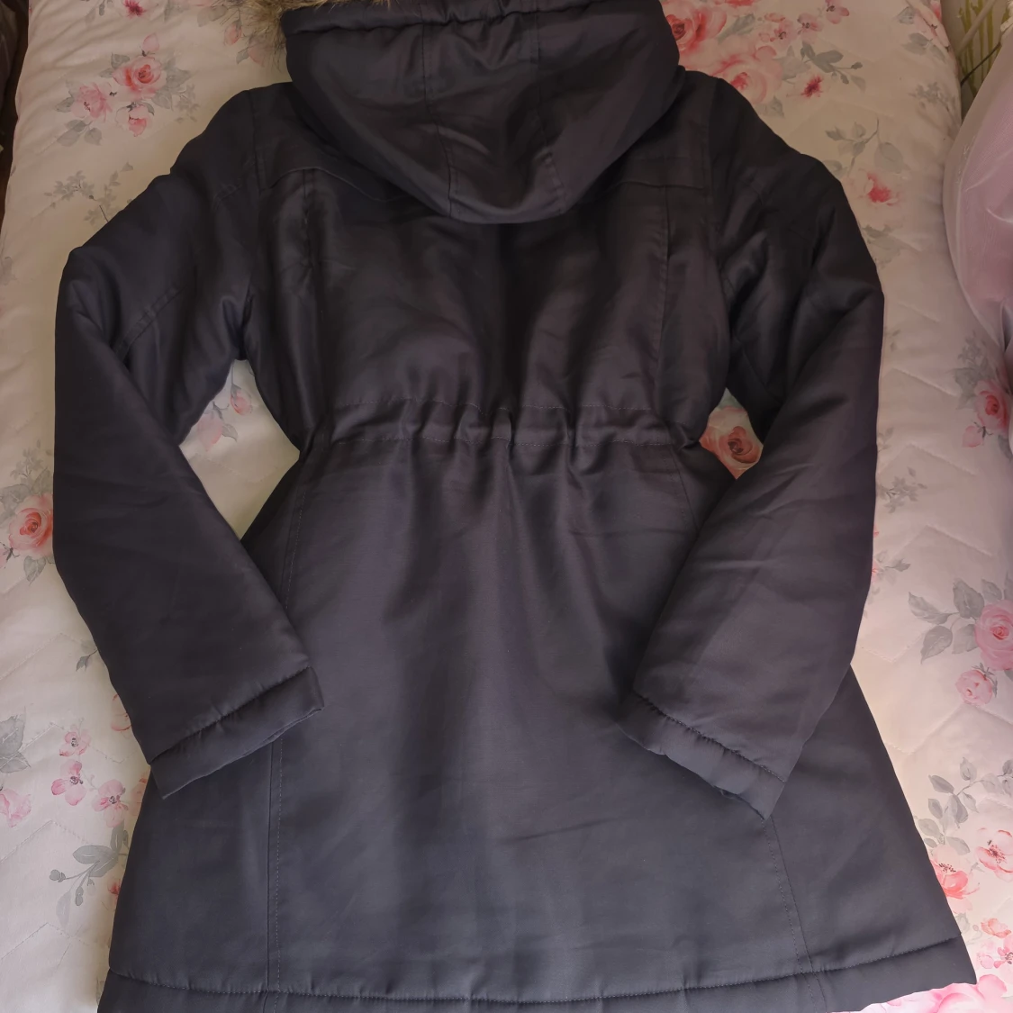 Marinblå parkasjacka med fuskpäls från ONLY - 1