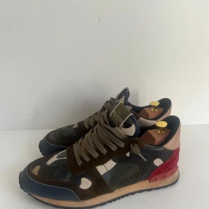 Valentino rockrunners - Säljer ett par Valentino Rockrunners. Storlek: 43 men passar 44 | Skick: 7/10, något skrapmärke och tecken på användning men i stort sätt bra skick | Pris: Jag sätter ett pris på 1250 då skorna är i gott skick men har dess defekter👍🏼🤩
