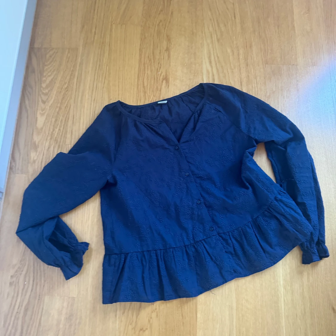 Mörkblå blus med broderade blommor - 1