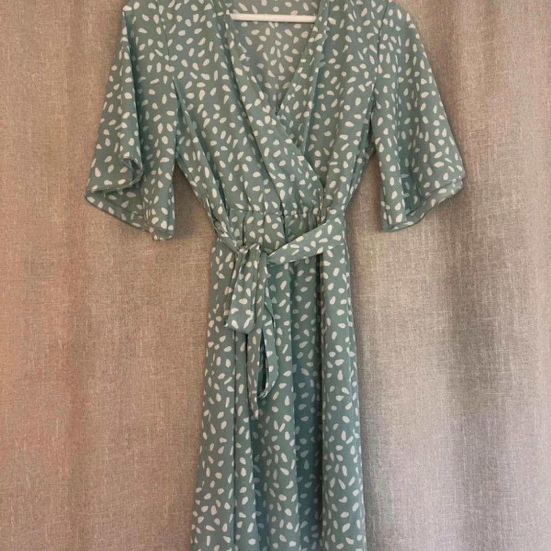 Mintgrön omlottklänning med mönster - 1