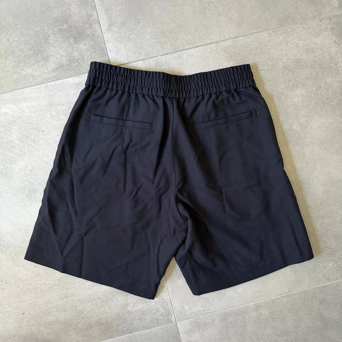 Svarta shorts från Arket, storlek 46 - 1