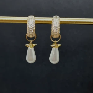 Glittriga örhängen med pärldroppar - Snygga örhängen med glittriga guldfärgade hoops och hängande vita pärldroppar. Rostfritt stål, guldpläterad örhängen  med zirconia kristall. 