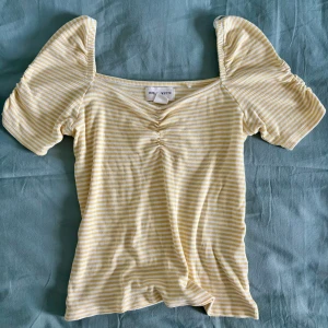 Randig och gullig topp - Supersöt topp med gula och vita ränder från Holly & Whyte i storlek S. Öppen för prisförslag!💛