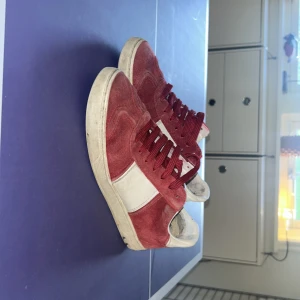 Valentino flytcrew Garavani röda sneakers - Valentino flycrew ett par schyssta skor från valentino garavani hälarna är lite skadade och två nitar saknar på ens skon därav de låga priset går och fräscha upp med lite ansträngning 