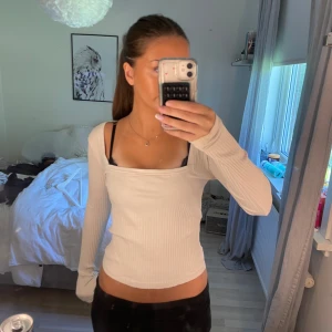 Vit ribbad från Zara - Vit/creme topp från Zara, kommer inte till användning. Strl S💗