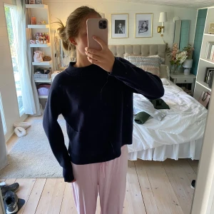 Stickad tröja  - Finstickad Carin Wester tröja med ficka framtill