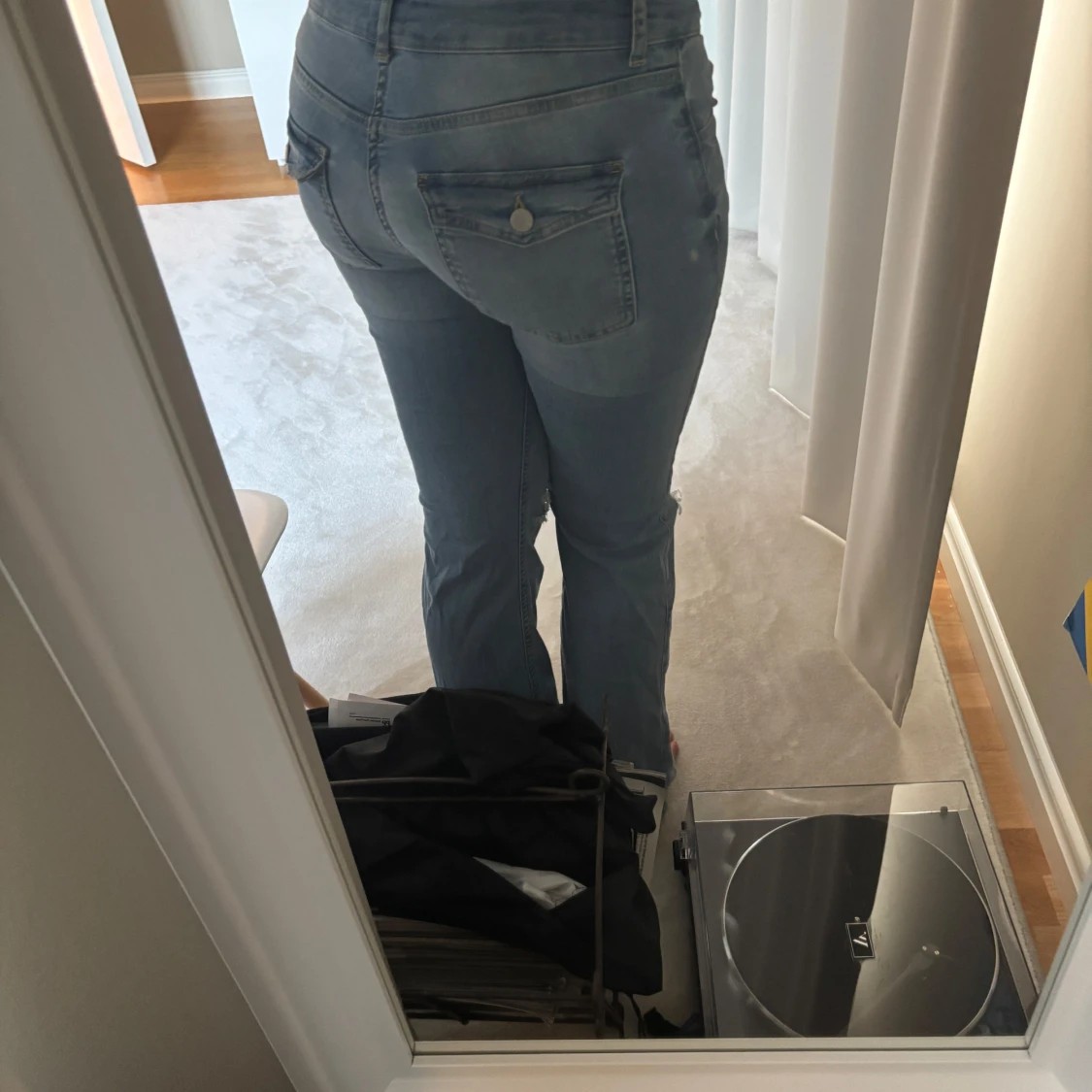 Ljusblå bootcut jeans med hål på knäna - 1