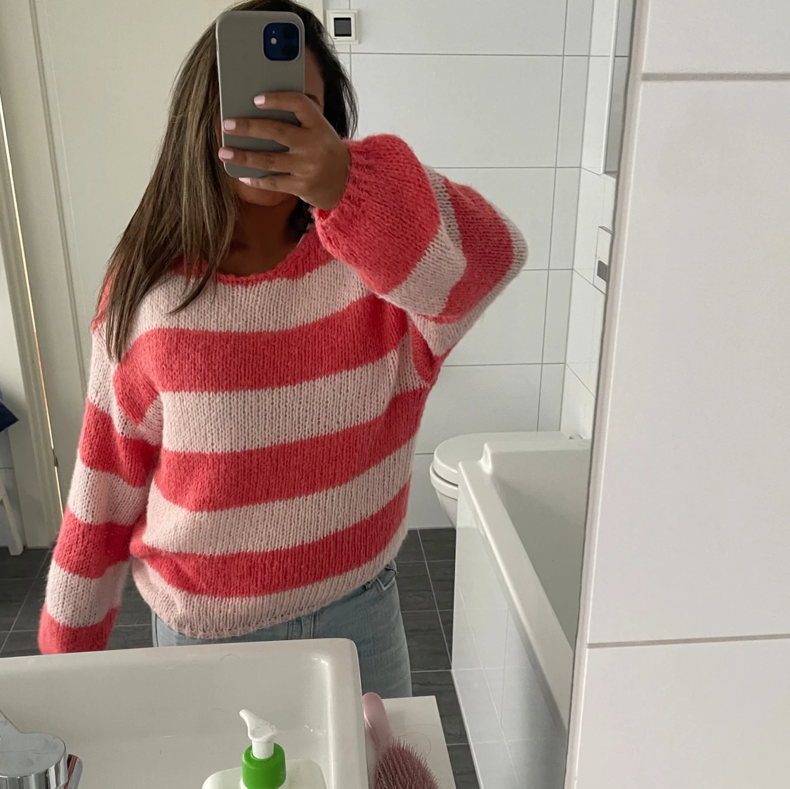 Randig stickad tröja i rosa och vit - 1