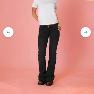 Dinvintageshop jeans  - Helt nya! Säljer pågrund av ej min stil. Fick i present. NYSKICK! Passar både S och M. Stretchiga. Dom är även JÄTTE lågmidjade ( populärt ) och långa. nypris 700kr. Kommer ej gå ner i pris 🎀