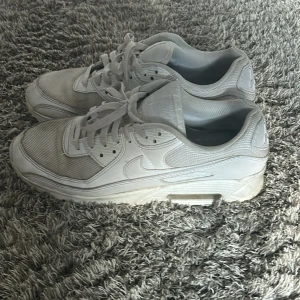 3 Nike skor - Tja jag säljer tre skor från märket Nike.            Nike air max 90 storlek 44.                                Nike air force 1 storlek 42.5.                                    Nike air force 1 storlek 41. 